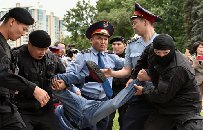 Foto: Qozog‘istonda saylov mitinglarga ulanib ketdi
