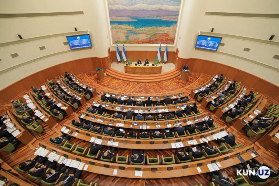 Senat sudyalarning maxsus kiyimi namunasini tasdiqladi (foto)