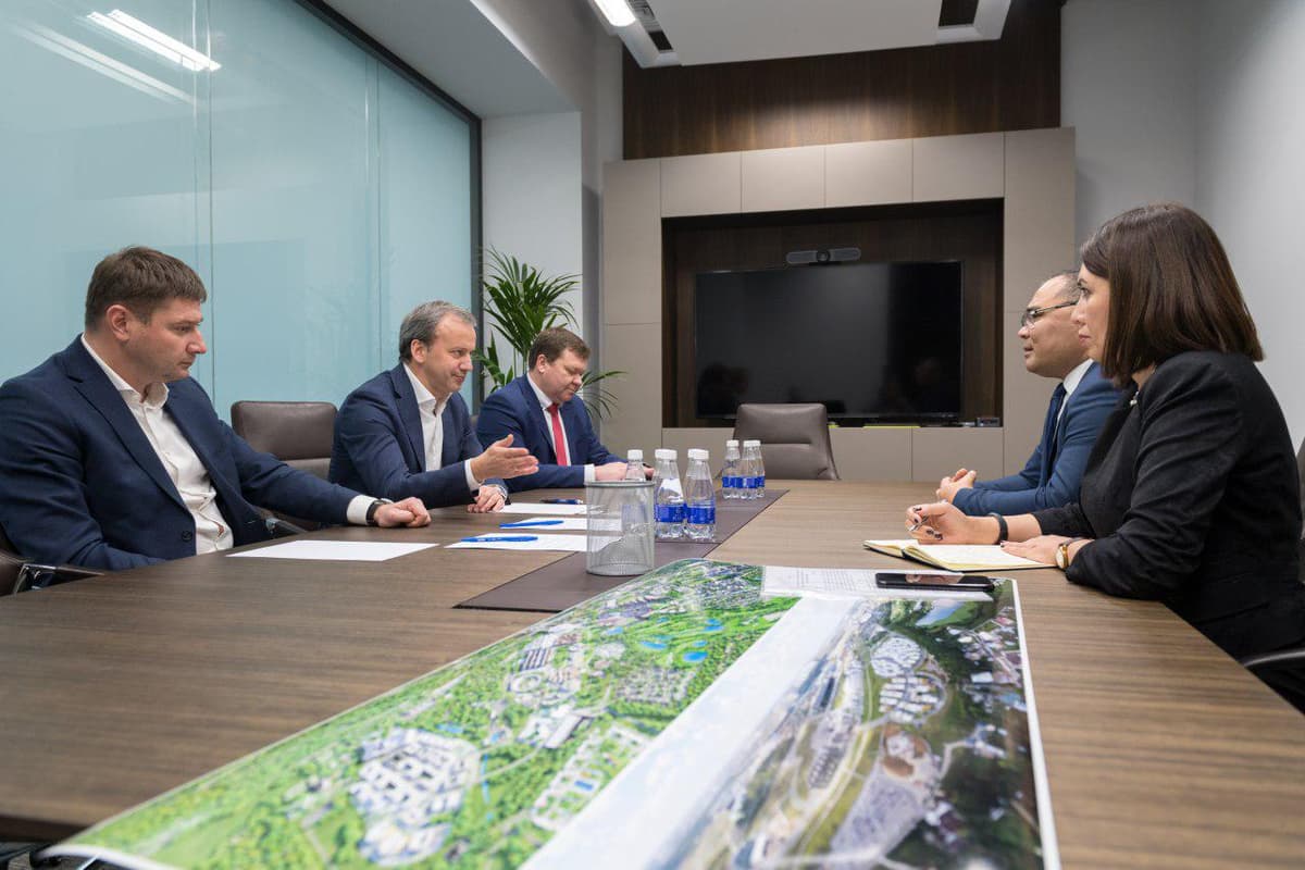 Abdurahmonov Dvorkovich bilan uchrashdi. O‘zbekistonlik startapchilar «Skolkovo» innovatsion markazida malaka oshiradi