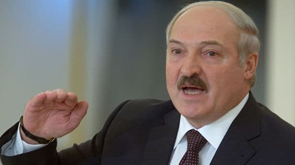 Lukashenko prezident vakolatlarini hukumat bilan bo‘lishish vaqti kelganligini aytdi