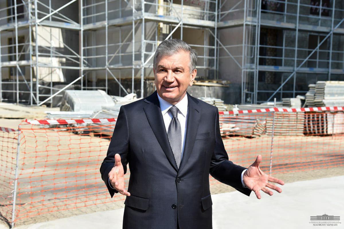 «Turar joylar narxini arzonlashtirish kerak». Mirziyoyev «Olmazor business city» qurilishi bilan tanishdi