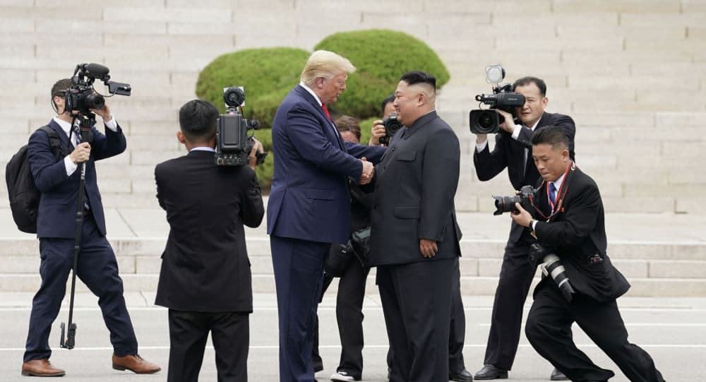 Трамп ва Ким Чен Ин учрашувида АҚШ ва Шимолий Корея журналистлари жанжаллашиб кетди – ОАВ
