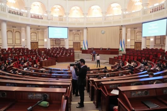 Hukumat davlat dasturi bajarilishi yuzasidan deputatlarga ilk bor hisobot berdi