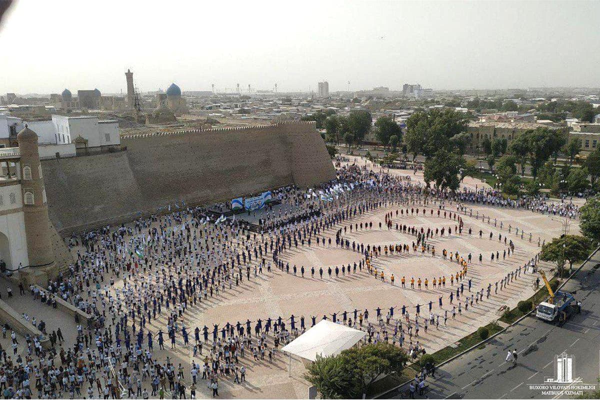 Foto: Buxoro Arki maydonidagi ommaviy sog‘lomlashtirish tadbirida 10 ming kishi qatnashdi