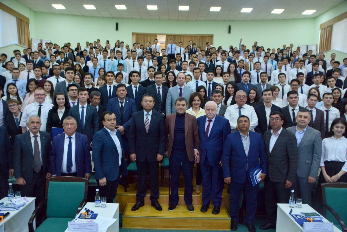 Alisher Sultonov neft-gaz sohasining bo‘lg‘usi mutaxassislari bilan uchrashdi