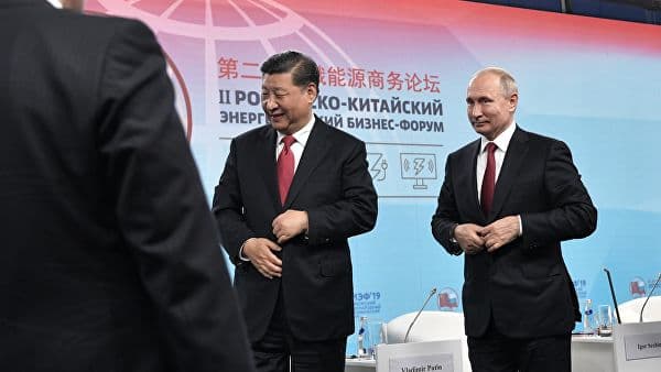 Путиннинг тансоқчилари Хитой раисининг саҳнадан йиқилишига йўл қўйишмади (видео)