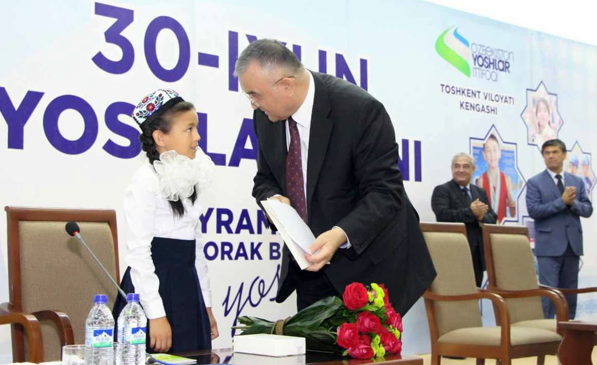 Yosh shoira Zilola Shomurodovaga Prezident sovg‘alari topshirildi