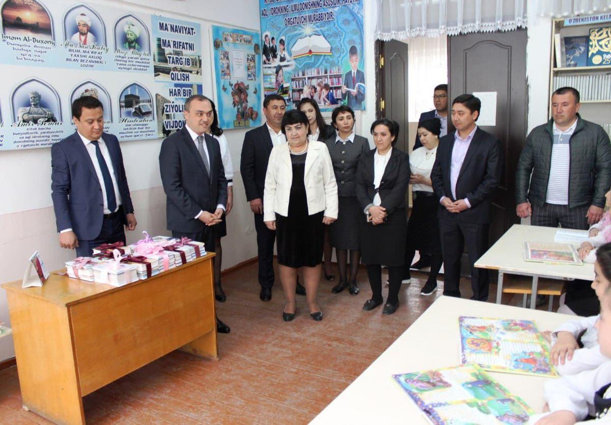 Jismoniy tarbiya va sport vaziri o‘zi o‘qigan maktabga kitoblar va sport jihozlari sovg‘a qildi