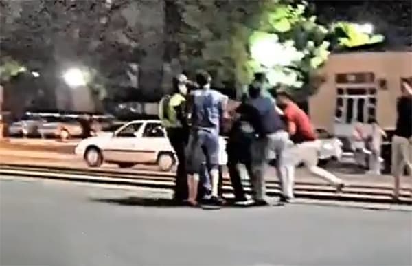Samarqandda «GAI» xodimlari va fuqarolar mushtlashib ketishdi. Haydovchi qochishga uringan