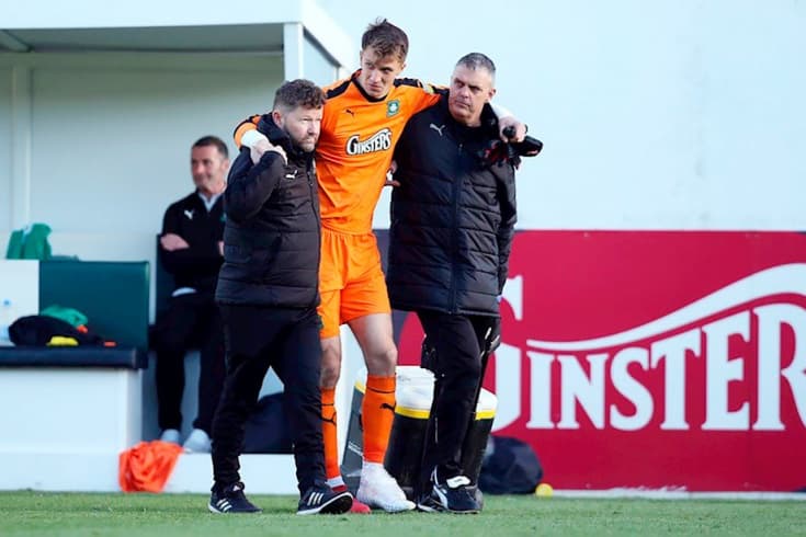 Angliya futbolida mojaro: Futbolchi raqib darvozaboni jarohatlanganida o‘yinni to‘xtatmasdan gol urdi