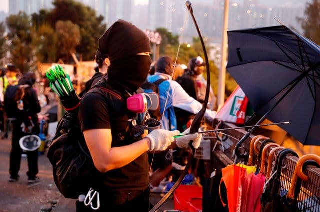 Hongkongda namoyishchilar politsiyaga kamonlardan o‘q uzdi