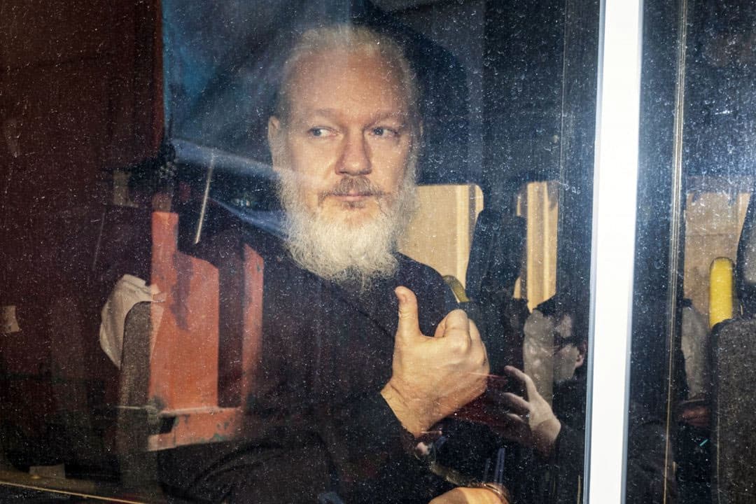 Ассанжнинг отаси Австралия ҳукуматидан ўғлини ватанга қайтарилишини сўрамоқда