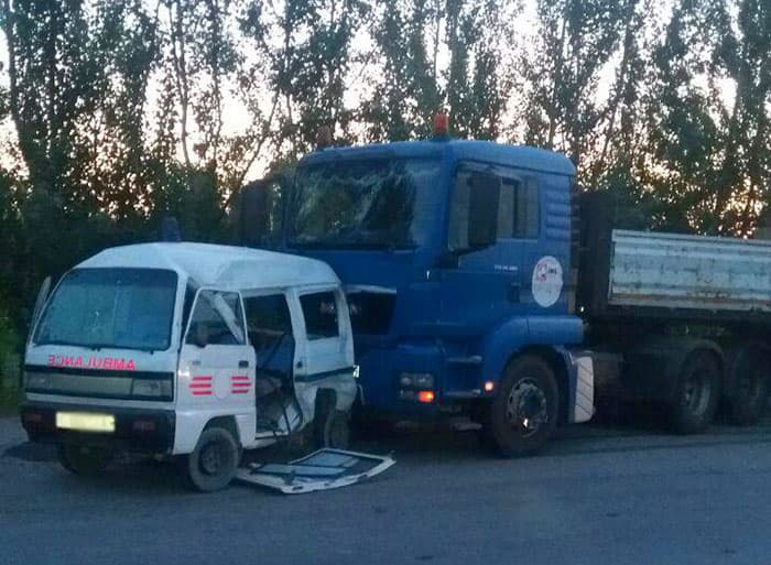 Foto: Samarqandda chaqiruvga ketayotgan tez yordam avtomashinasini yuk mashinasi urib yubordi
