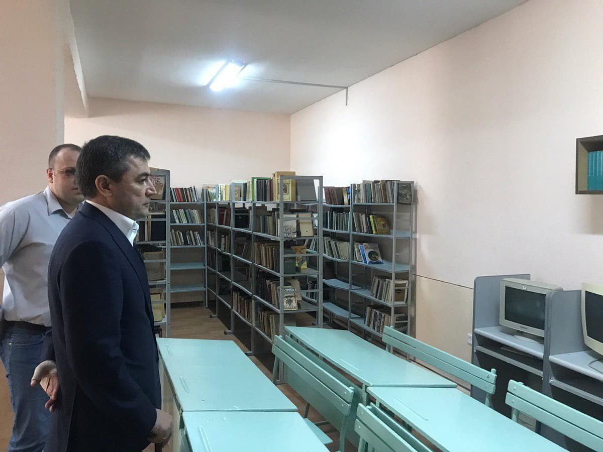 Алишер Султонов ўзи ўқиган мактаб кутубхонасига шахсий коллекцияси китобларидан совға қилди