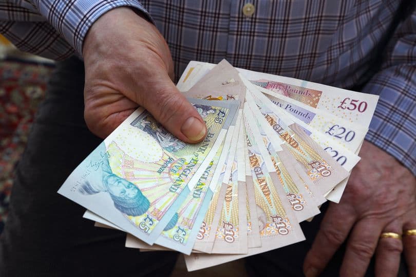 Londonda farrosh avtobus ichidan 400 ming dollarga yaqin pul topib oldi va politsiyaga topshirdi