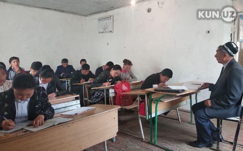 Baxmaldagi maktab o‘quvchilari MFYdan ijaraga olingan xonalarda o‘qimoqda. Vaziyat tanqidiy maqoladan keyin ham o‘zgarmadi