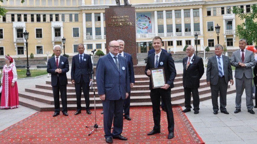 В Ташкенте прошла поэтическая акция в честь 220-летия Пушкина