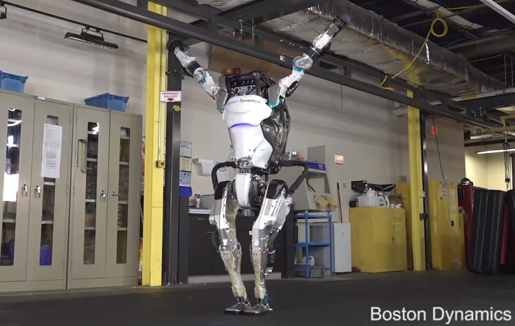 Робот Atlas от компании Boston Dynamics освоил новые элементы паркура