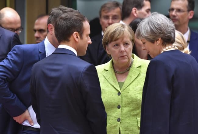 Spiegel Meyning Merkel va Makronga safarini «tilanchilik» deb atadi