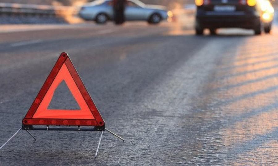 Под Наманганом Lacetti врезался в бетонный разделитель дороги, погибли два человека