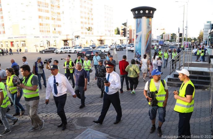 Қозоғистонда рухсат этилмаган митинг қатнашчиларидан жароҳат етказувчи қуроллар олиб қўйилди