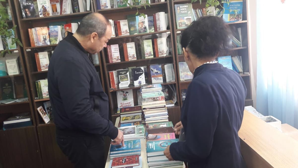 Абдулла Арипов Жарқўрғондаги мактабга ўз шахсий кутубхонасидан китоблар совға қилди