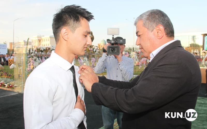 Qashqadaryolik va navoiylik maktab bitiruvchilariga oltin medallar topshirildi