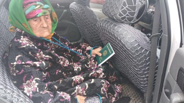 В Узбекистане 91-летняя женщина впервые получила свидетельство о рождении