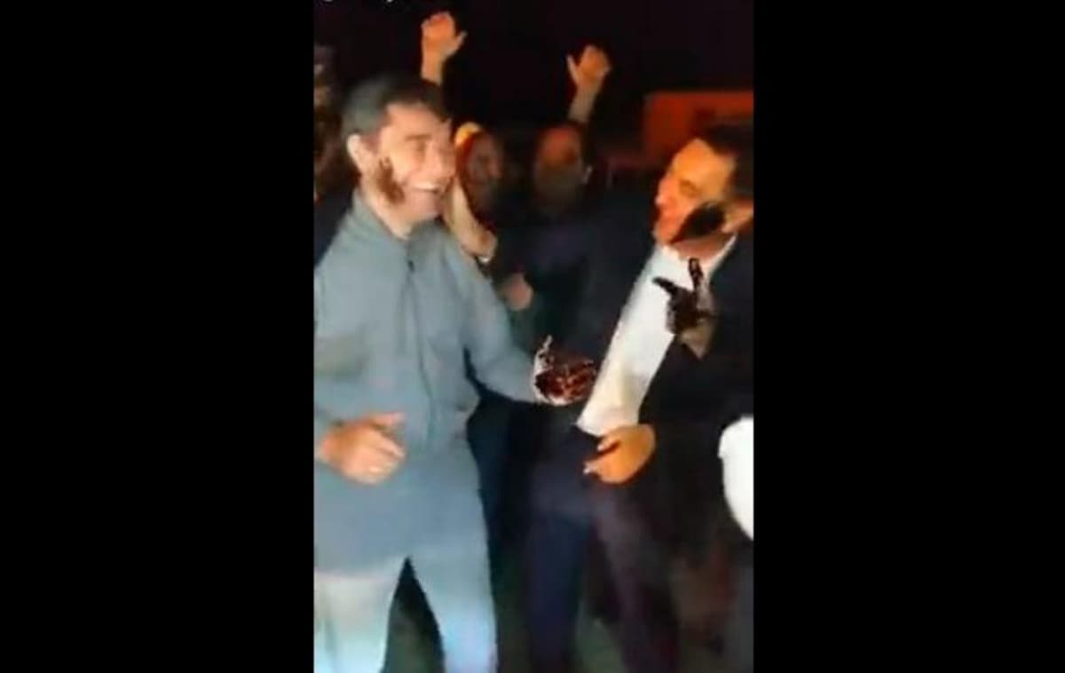 Mingbuloqdagi neft: Alisher Sultonov va Xayrullo Bozorov yangilikni neftchilarga xos tarzda nishonladi