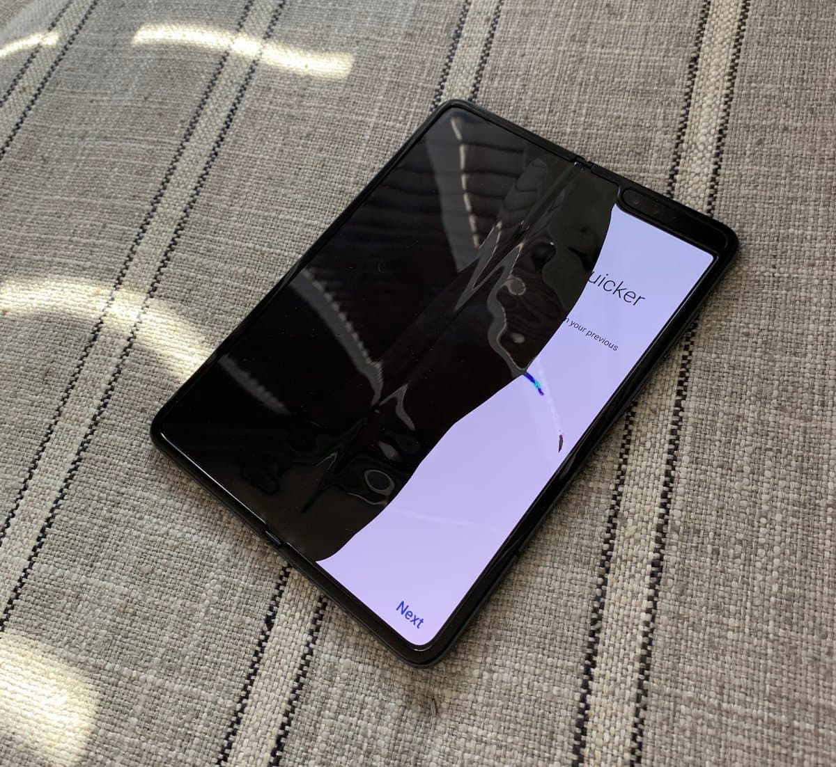 Samsung’ning yangi buklanuvchi smartfonlari buzilib qolayotgani ma'lum qilindi