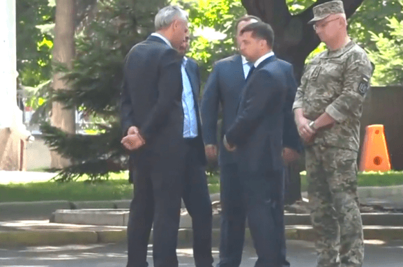 Zelenskiy keskin tarzda mudofaa vaziridan chetroqqa o‘tib turishni talab qildi (video)