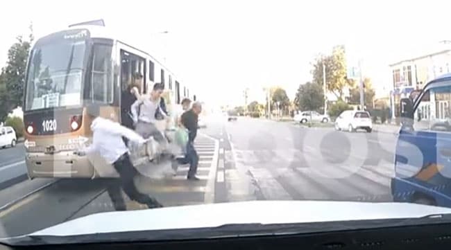 Video: Samarqandda niqobli shaxs tramvaydagilarning yuziga suyuqlik sepib qochdi