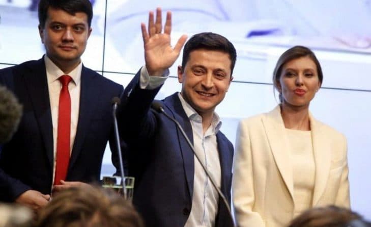Мирзиёев поздравил Зеленского с победой на выборах президента Украины