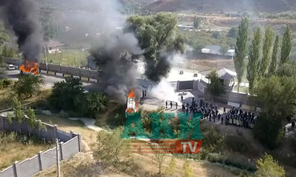 Qirg‘izistonda yana siyosiy inqiroz: Atamboyev nega taslim bo‘ldi?