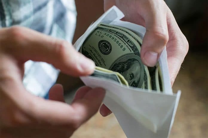 Toshkent tibbiyot akademiyasi uchun 25 000 dollar. Bosh prokuratura o‘qishga kiritib qo‘ymoqchi bo‘lgan shifokorni qo‘lga oldi
