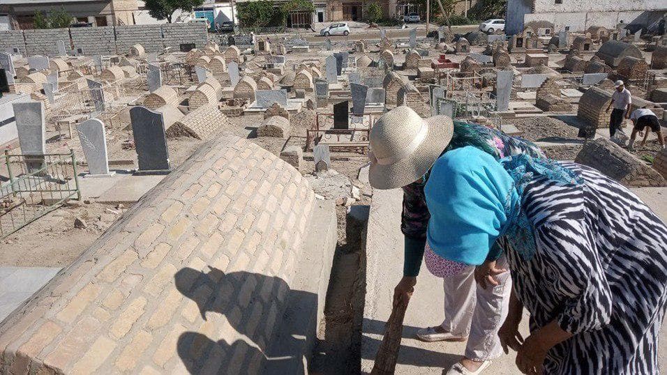 В Бухаре бюджетников привлекают к благоустройству кладбища. Минтруд начал проверку