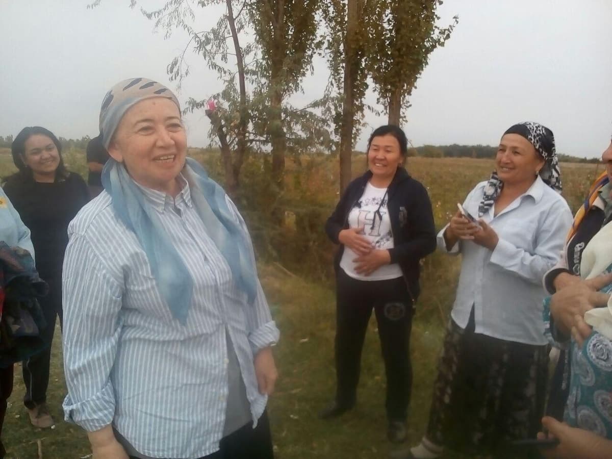 Xotin-qizlar qo‘mitasi jamoasi Bositxonova boshchiligida Oqqo‘rg‘onda paxta terimiga chiqdi