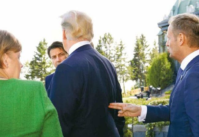 Tusk «Trampni otishga olib ketayotgandek» tushgan suratini e'lon qildi