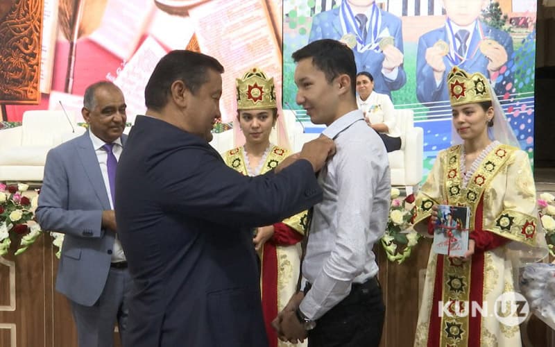 Buxoroda va Samarqandda maktabni oltin medal bilan tamomlagan o‘quvchilar taqdirlandi