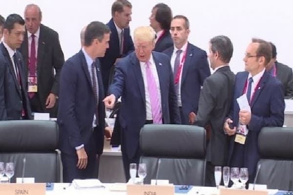 OAV: Tramp Ispaniya bosh vaziriga o‘rnini “ko‘rsatib qo‘ydi” (video)