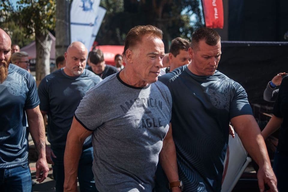 Afrikada Arnold Shvarseneggerga hujum qilishdi - video