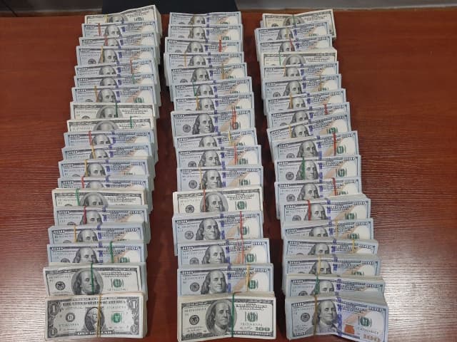 Спецслужбы задержали узбекистанца с крупной суммой валюты