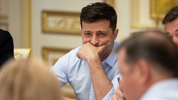 Зеленский ўзи таклиф қилган қонун лойиҳасининг кўриб чиқилиши рад этилганига изоҳ берди