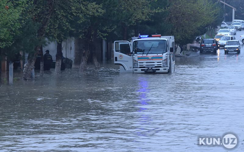 Tinimsiz yomg‘ir oqibatida Samarqand ko‘chalarida suv toshqinlari yuzaga keldi - fotolar