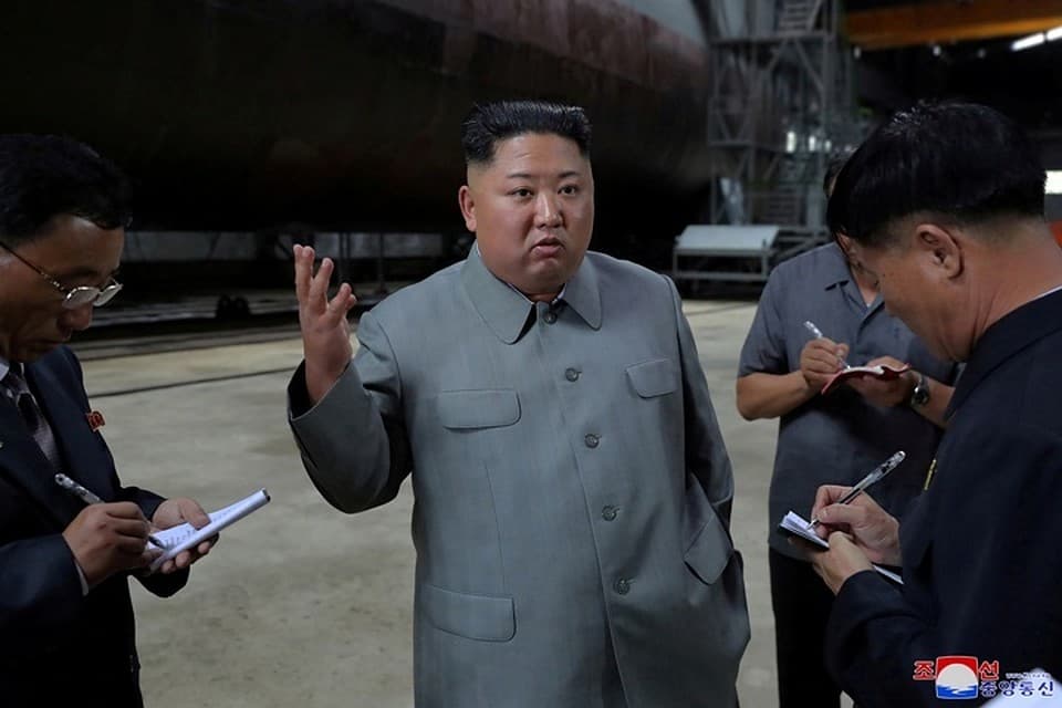 Kim Chen In Shimoliy Koreyada yaratilgan yangi suv osti kemasini ko‘zdan kechirdi