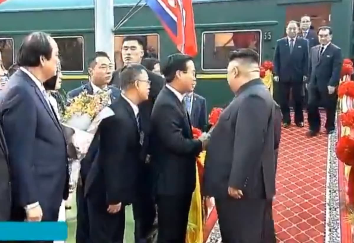 Kim Chen In ortidan ulgurmay qolgan “chopag‘on” tarjimon tanilib ketdi (video)