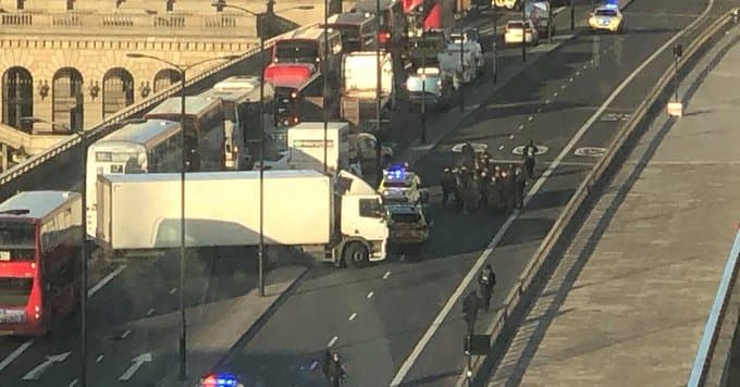 Лондон марказида қуролли шахс йўловчиларга ҳужум қилди. У полициячилар томонидан қўлга олинди