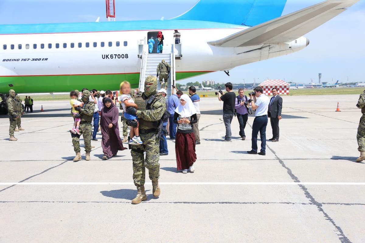 «Samolyotni urib tushirishlari mumkin edi». Shavkat Mirziyoyev Suriyadagi o‘zbekistonliklarni olib kelish mashaqqatlari haqida gapirdi