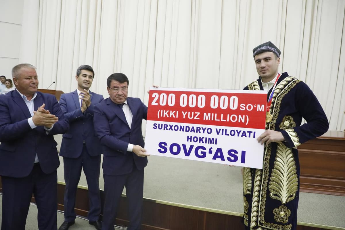 Сурхондарё вилояти ҳокими боксчи Баҳодир Жалоловга 200 млн сўм пул мукофоти топширди