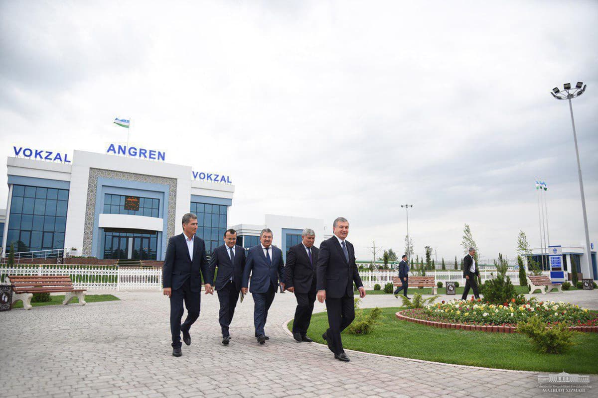 Shavkat Mirziyoyev Angrenga bordi. Temir yo‘l vokzalining yangi binosi ochildi